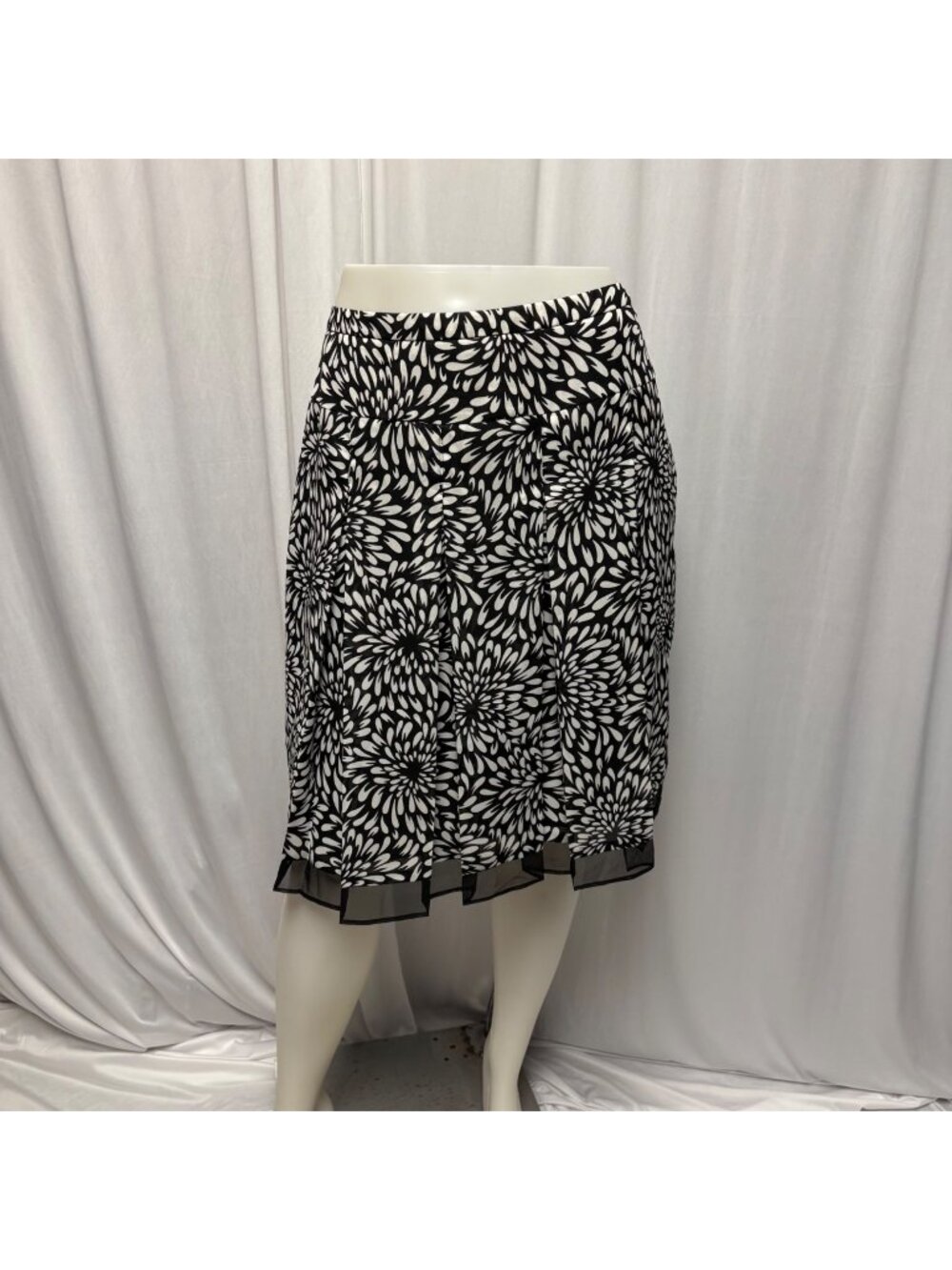 Worthington Skirt Womens Size 12 Black White Floral Pleated A Line Midi